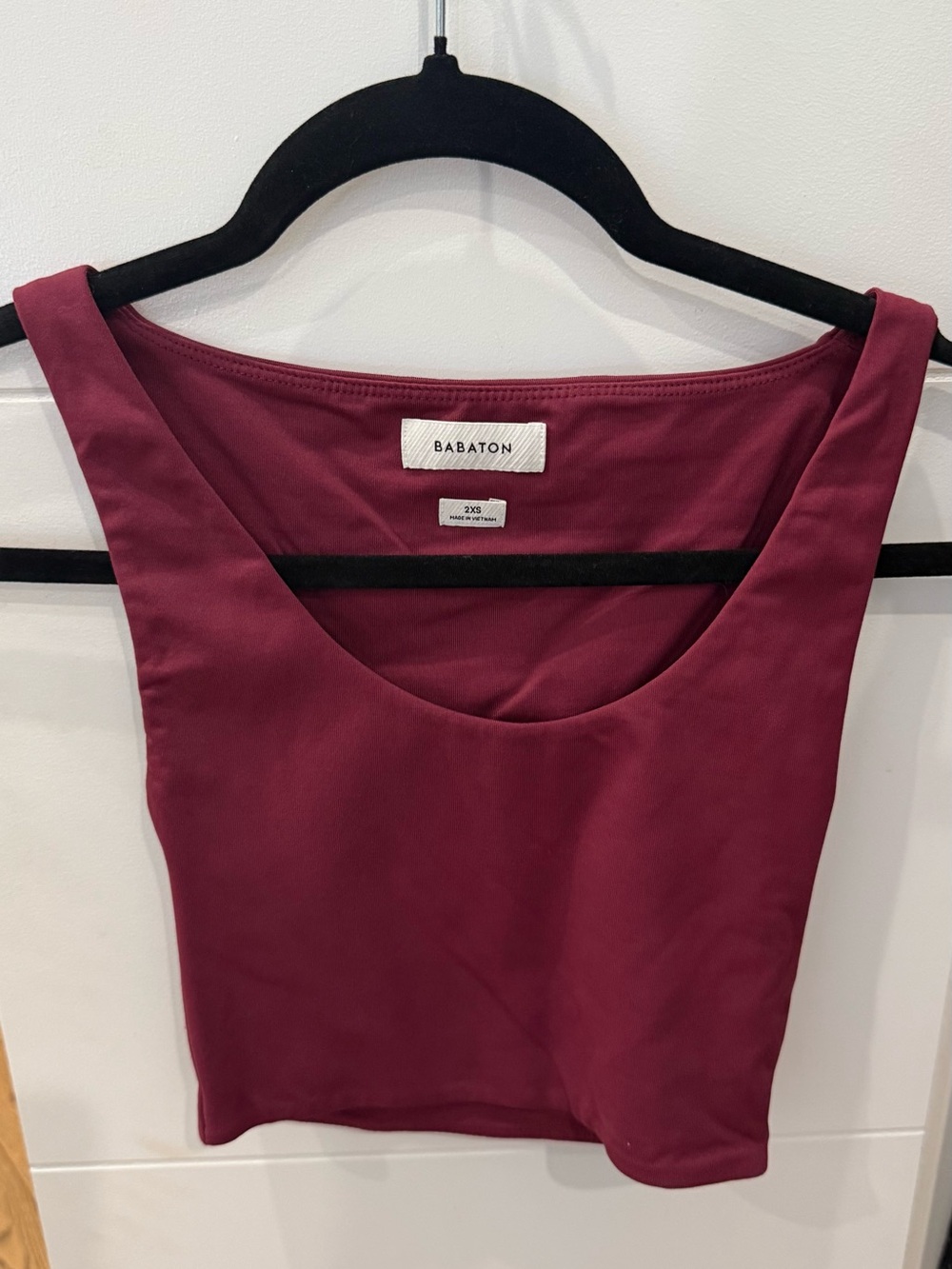 Aritzia Babaton Women's Burgundy Scoop Neck Tank Top